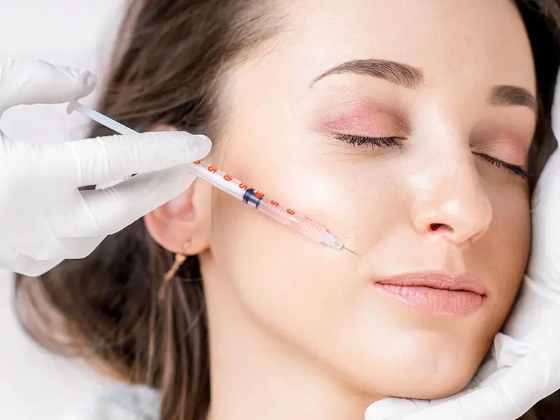 ボトックス注入の施術を受ける女性