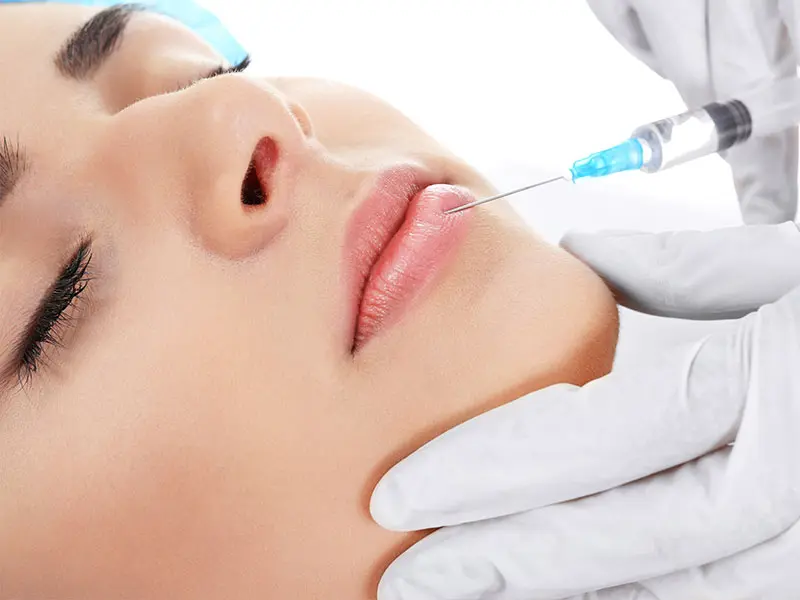 ヒアルロン酸注入の施術を受ける女性