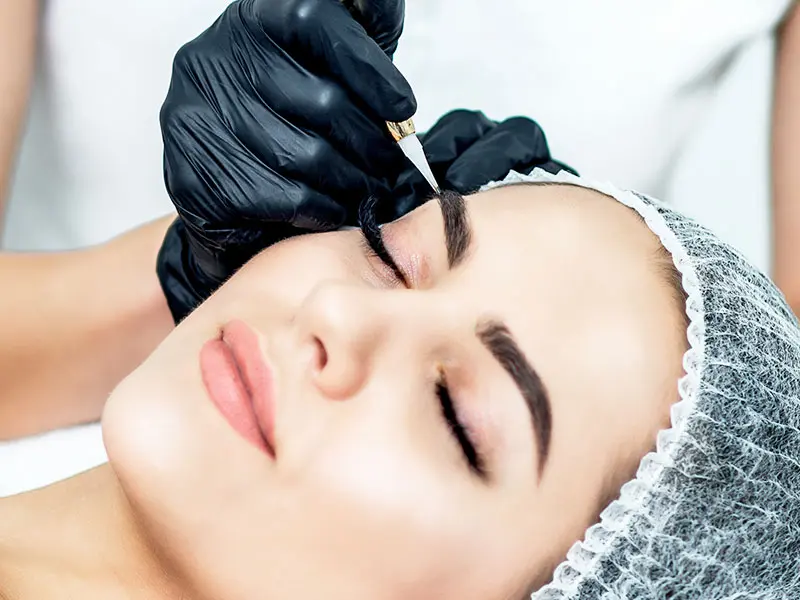 アートメイクの施術を受ける女性