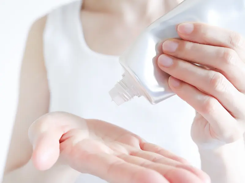 Pharmesthetic ファーメステティック コスメを手に取る女性